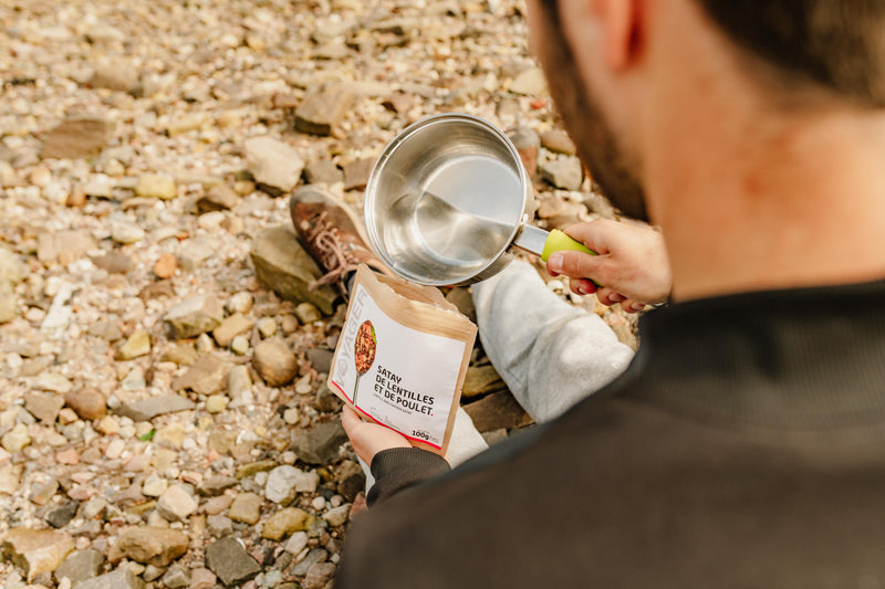 Préparation d'un repas lyophilisé Voyager Nutrition