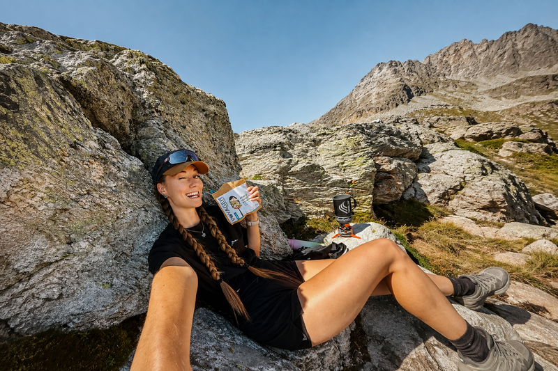 Alicia Lenoir, ambassadrice Voyager, en randonnée sur le GR55
