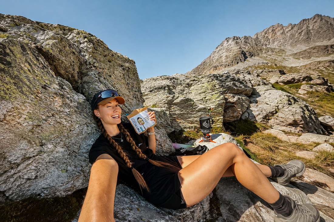 Alicia Lenoir, ambassadrice Voyager, en randonnée sur le GR55