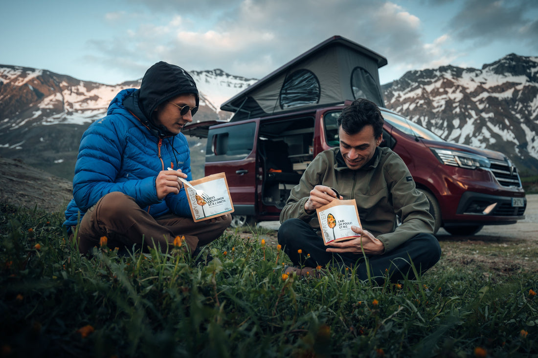 Repas partagé en van face aux montagnes avec les plats lyophilisés Voyager.